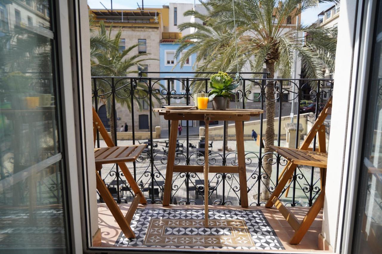 Edificio Amarillo En El Barrio Lägenhet Alicante Exteriör bild