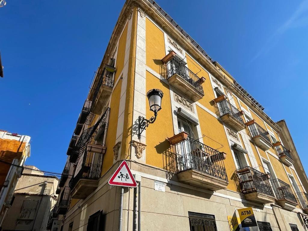 Edificio Amarillo En El Barrio Lägenhet Alicante Exteriör bild