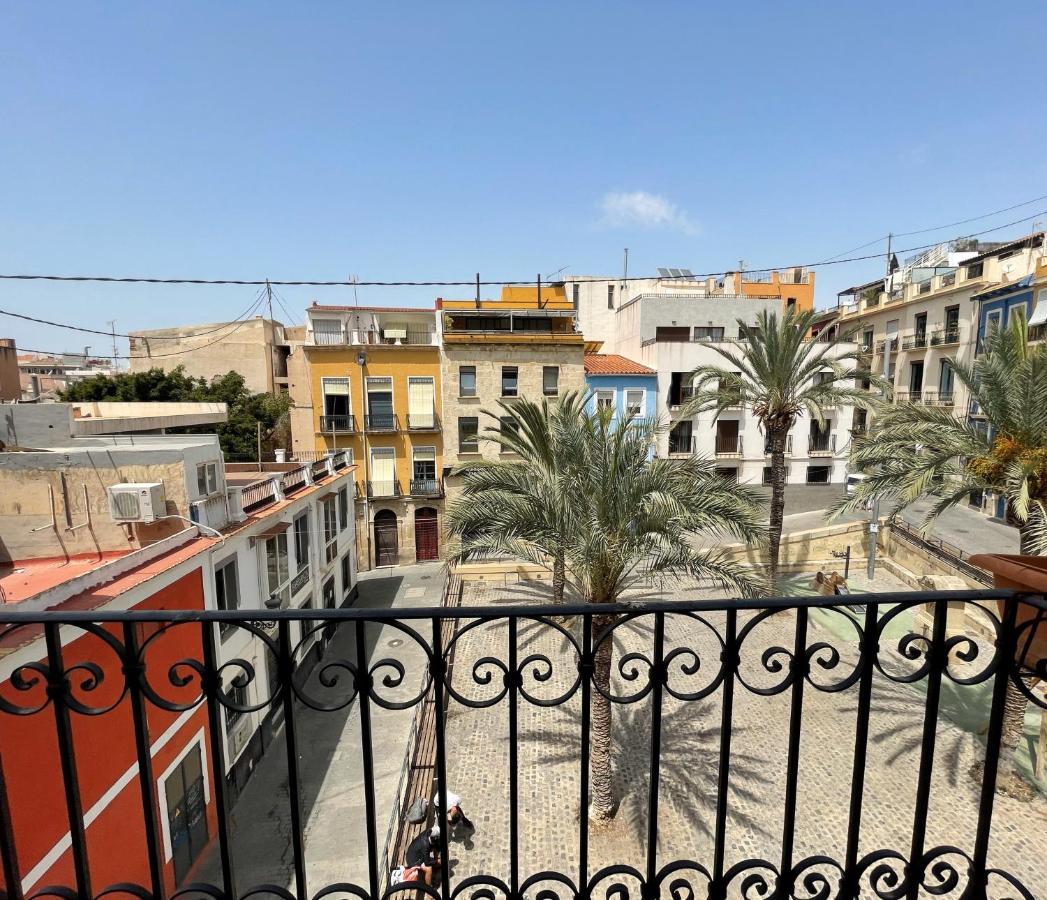Edificio Amarillo En El Barrio Lägenhet Alicante Exteriör bild