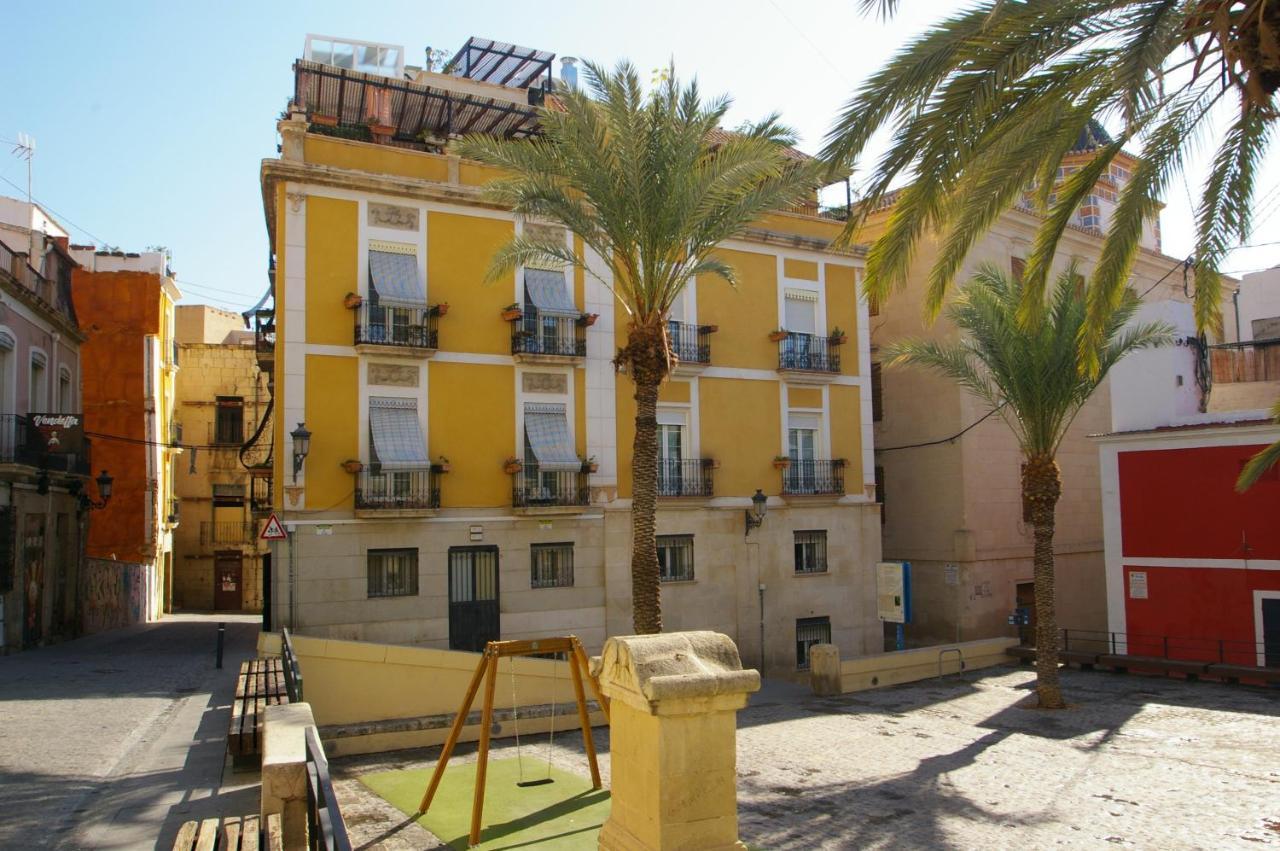 Edificio Amarillo En El Barrio Lägenhet Alicante Exteriör bild