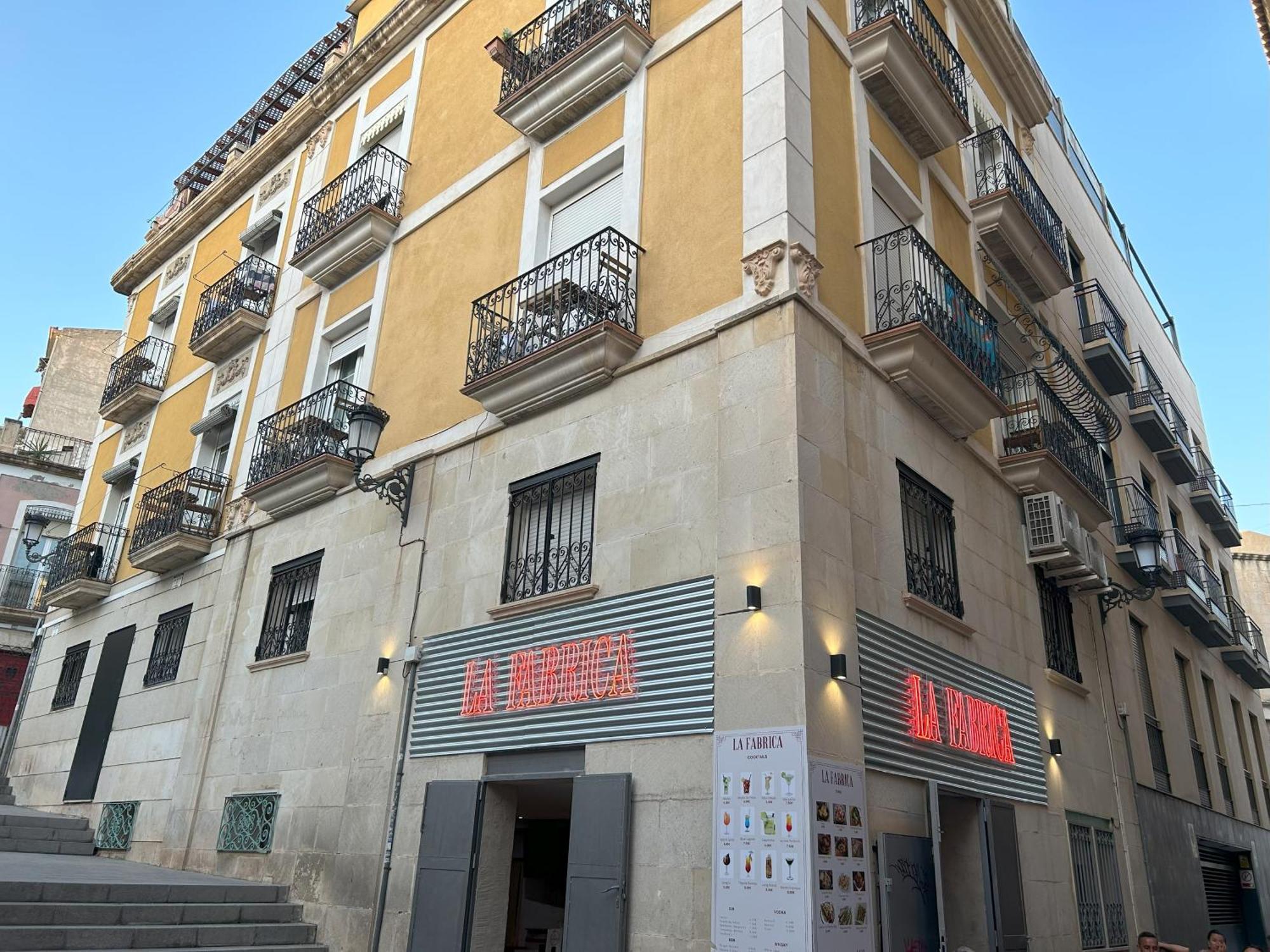 Edificio Amarillo En El Barrio Lägenhet Alicante Exteriör bild