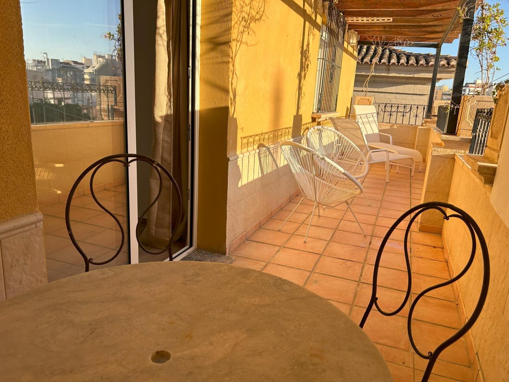 Edificio Amarillo En El Barrio Lägenhet Alicante Exteriör bild