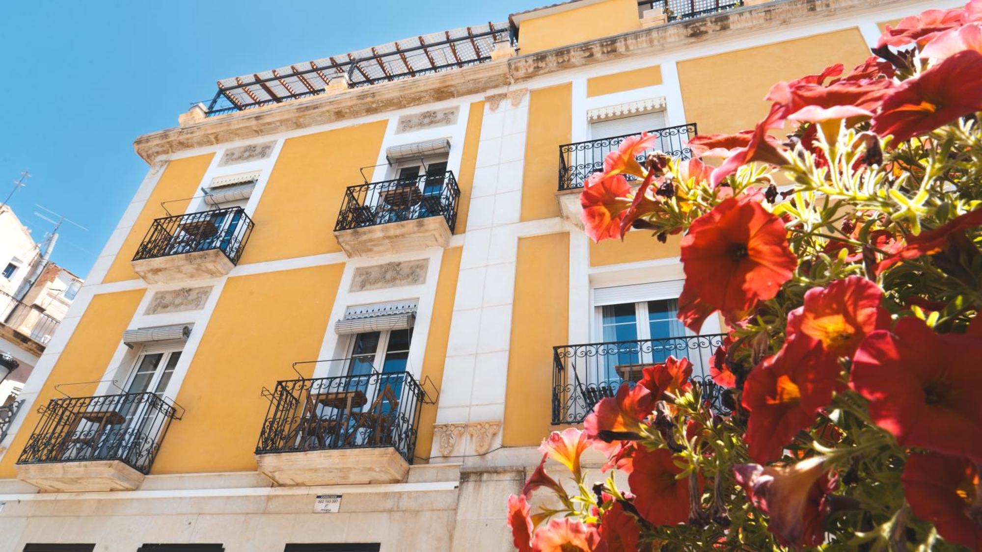 Edificio Amarillo En El Barrio Lägenhet Alicante Exteriör bild